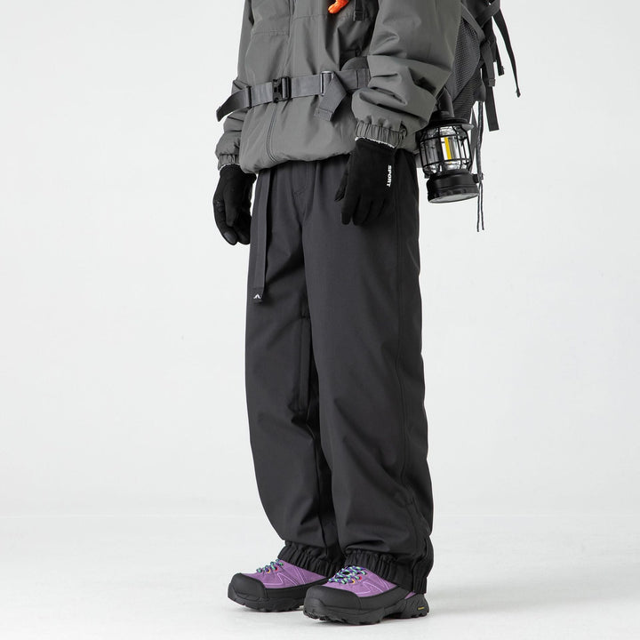 Komfortable, wasserdichte Herren Outdoorhose mit Wärmeisolierung. Strapazierfähige Skibekleidung für langen Wintersport.