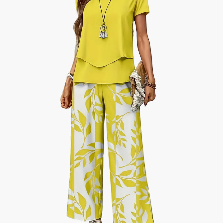 Leichtes Damen Sommer Outfit: Zweiteiler aus Kurzarmshirt & luftiger weiter Hose mit modernem Design.