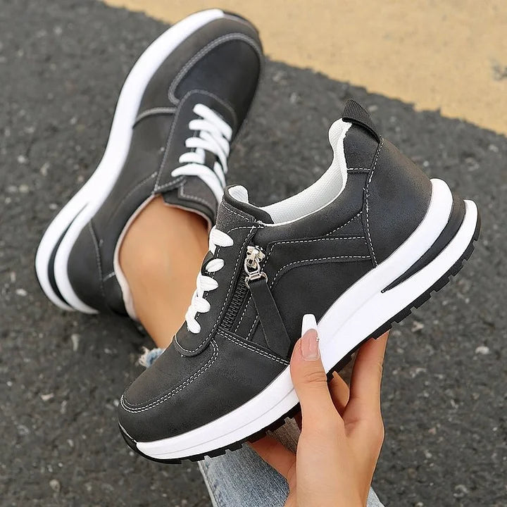 Braune Damen Komfortschuhe: Schnür-Sneaker mit seitlichem Reißverschluss. Rutschfest & bequem für lange Tage.