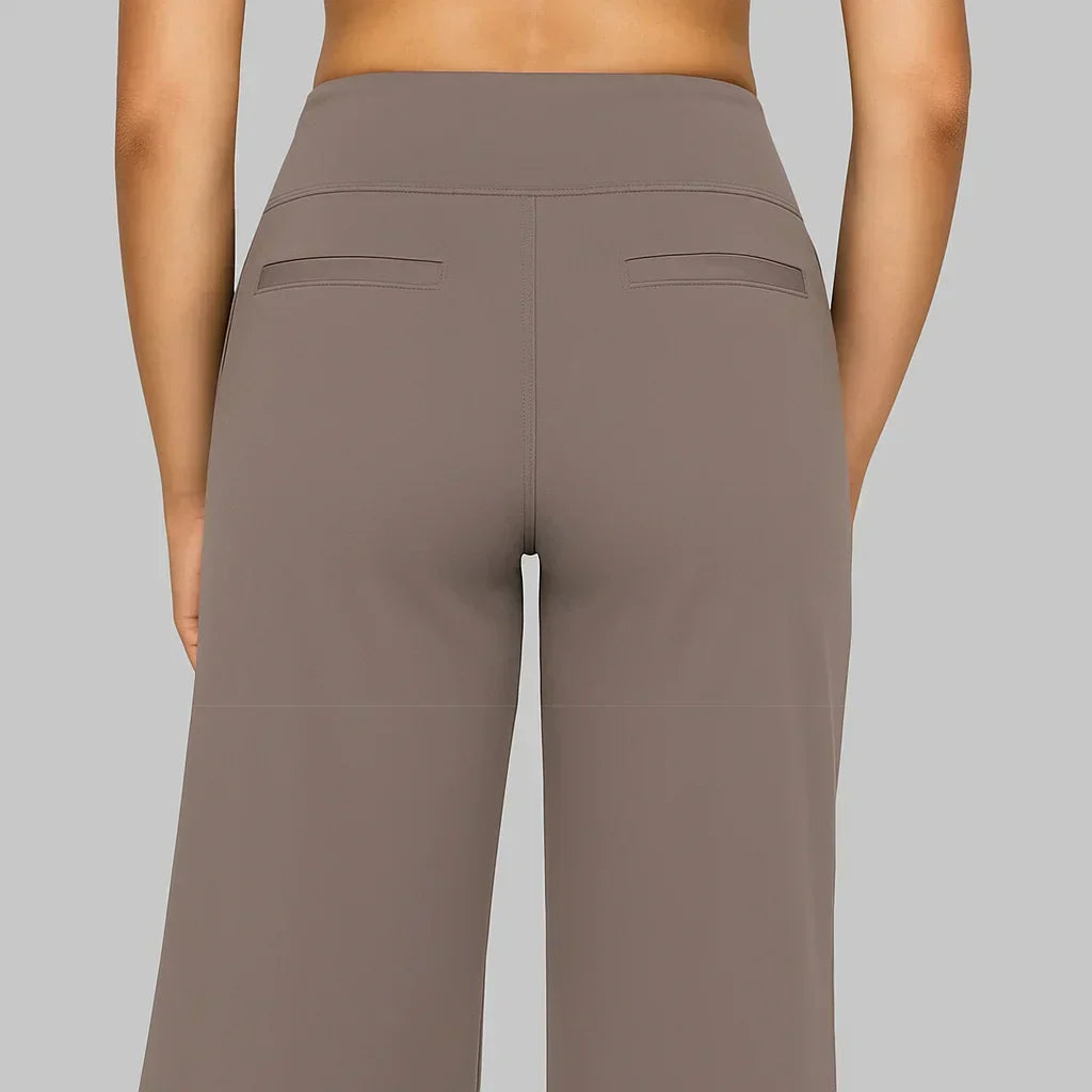 Anschmiegsame Damen Stretchhose mit hohem Bund und seitlichen Taschen, flexibel und vielseitig kombinierbar.