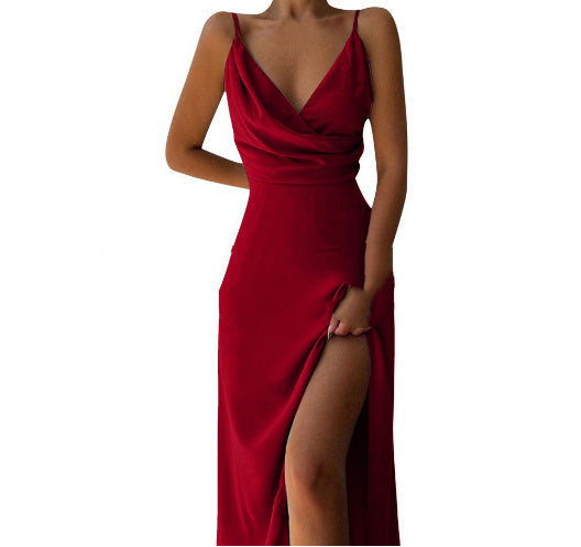 Selbstbewusstes Damen-Abendkleid, Wickelausschnitt & Schlitz, um bei jeder Party zu glänzen und zu strahlen.