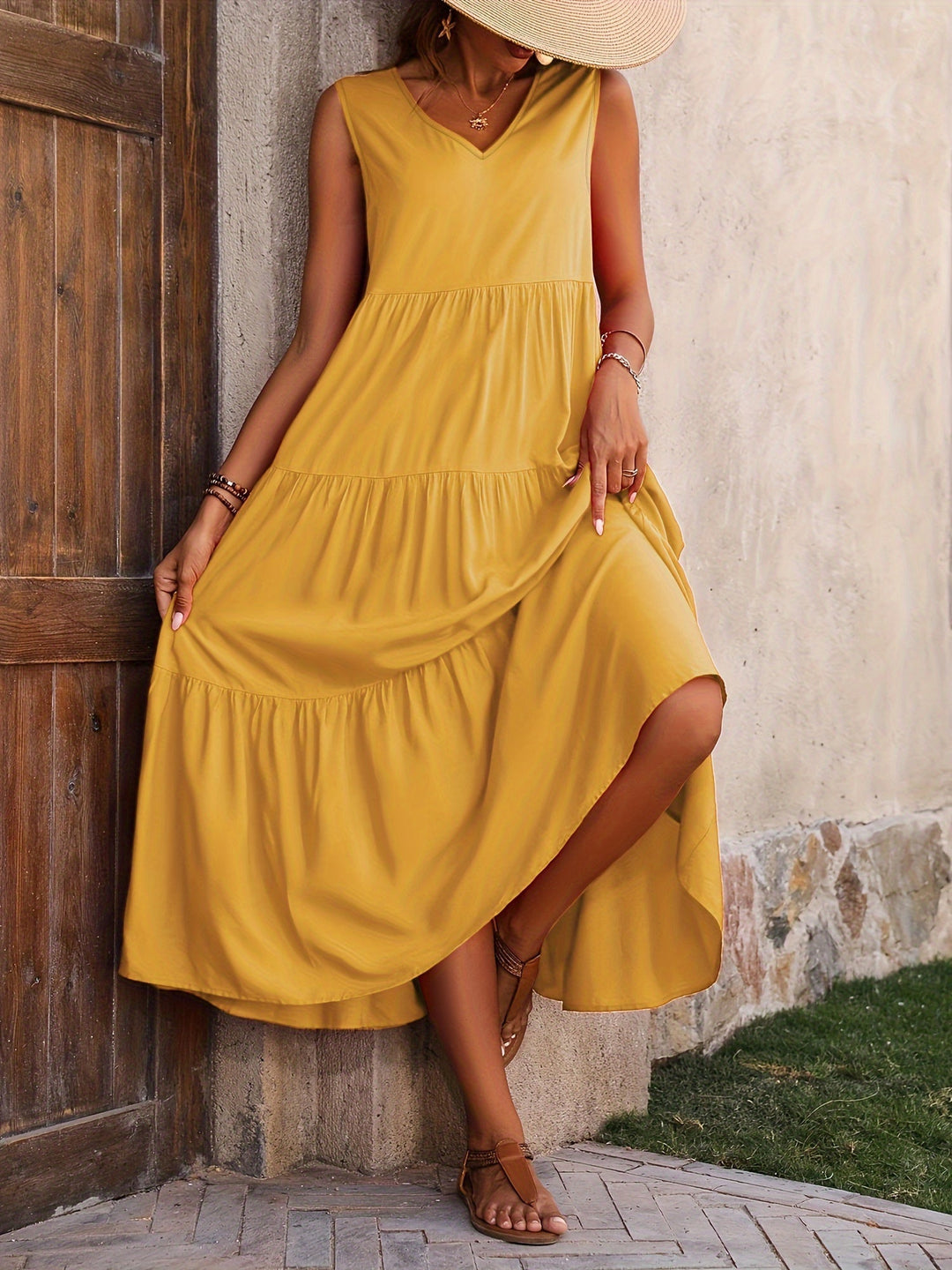 Farbenfrohes Damen Boho Maxikleid mit elegantem V-Ausschnitt, ärmellos und fließend, ideal für den Sommer.
