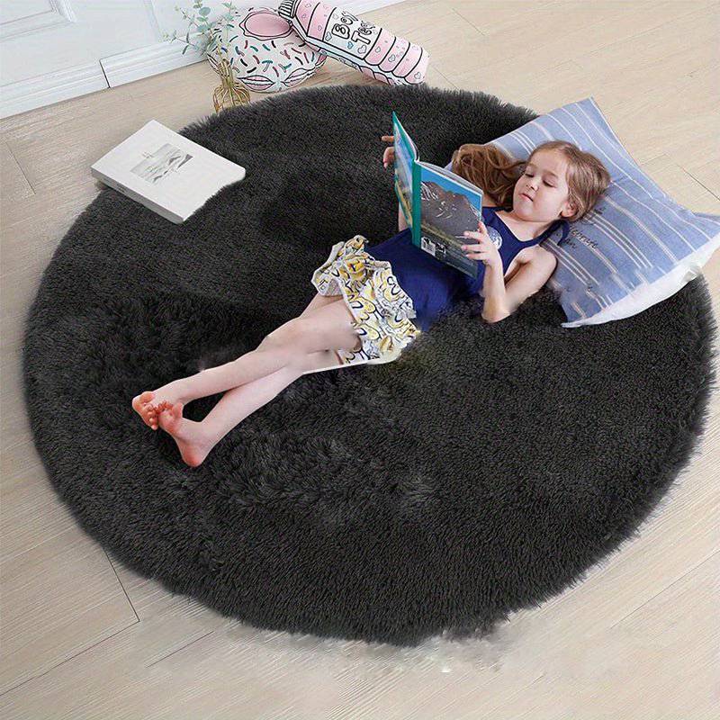 Eleganter runder Flausch-Teppich, bietet Gemütlichkeit und Stil in Wohn- oder Schlafzimmer.