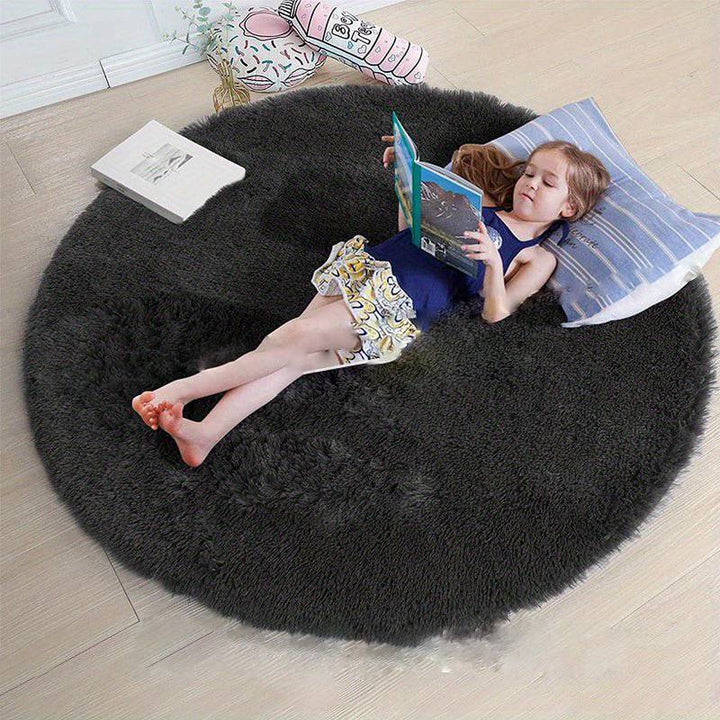 Eleganter runder Flausch-Teppich, bietet Gemütlichkeit und Stil in Wohn- oder Schlafzimmer.
