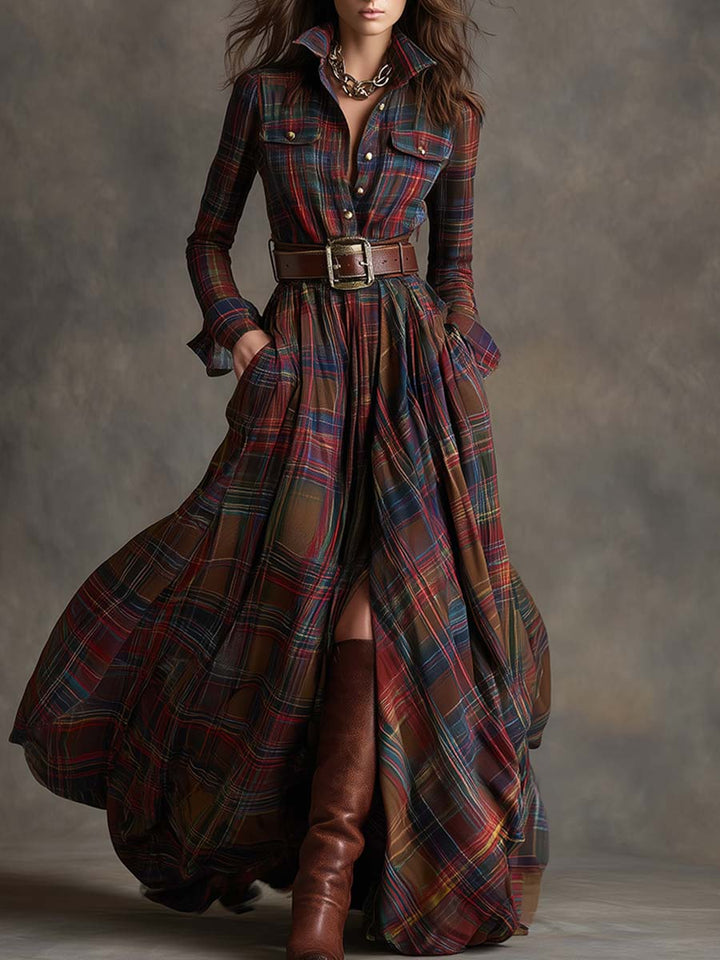 Frau trägt elegantes Damen Gürtel-Maxi-Kleid mit Karomuster für einen modischen Auftritt.