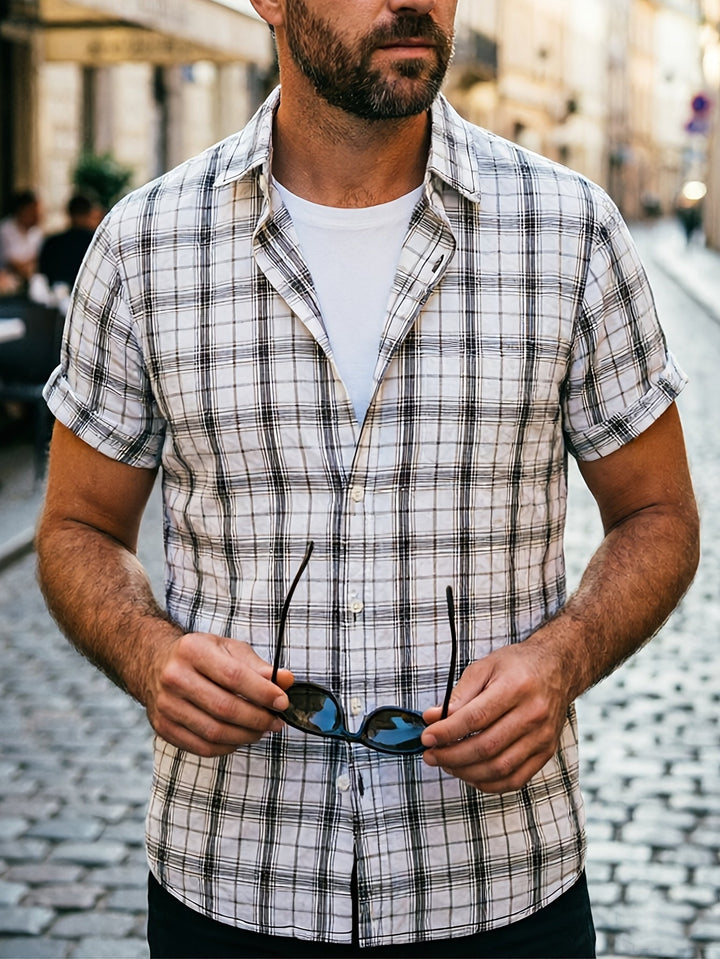 Modernes Herren Kurzarmhemd mit Karomuster für lässige Sommer-Outfits.