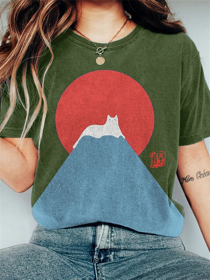 Damen T-Shirt mit einzigartigem Fuji Katze Design und japanischer Kunst, ideal für Freizeitbekleidung.
