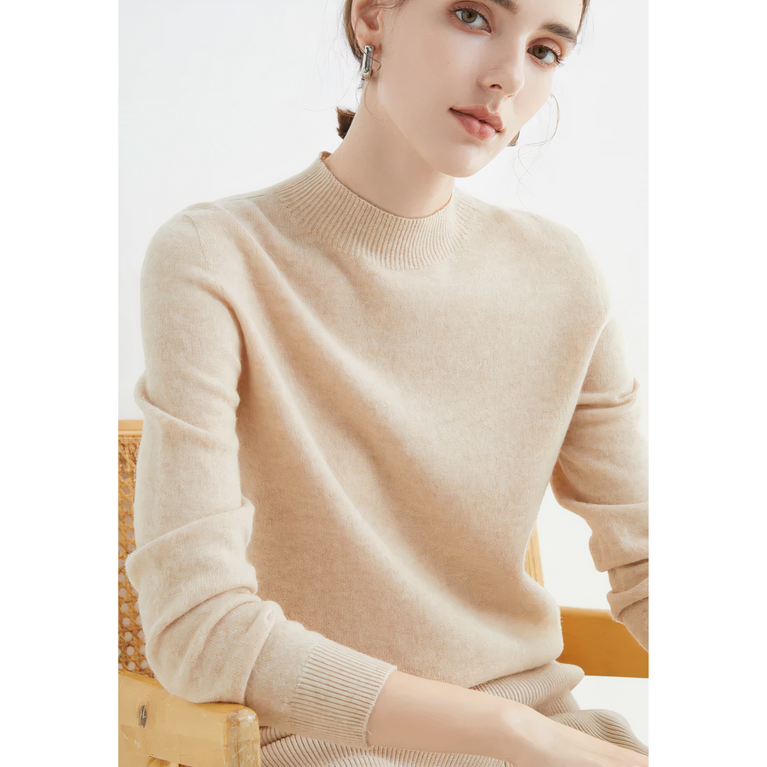 Seitenansicht: Komfortabler Damen Strickpullover mit Halbkragen, perfekt für Freizeitlooks.