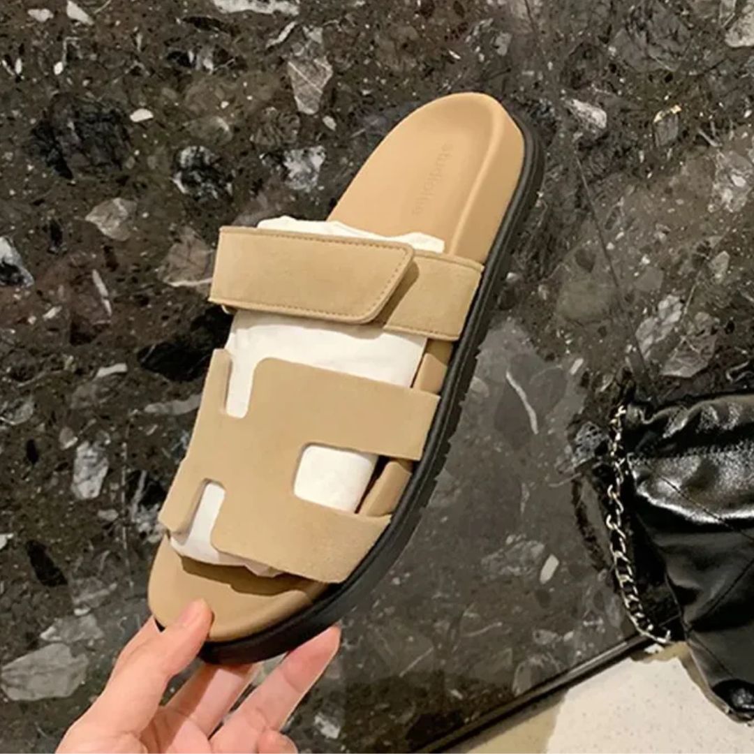 Klassische Damen Sandalen in modernem Design, zeitlos und komfortabel für den Sommer.