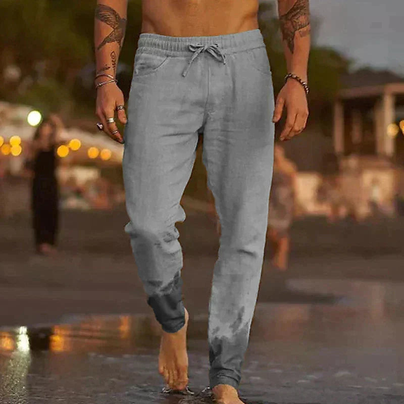 Stilvolle Herren-Freizeithose, locker geschnitten & atmungsaktiv. Perfekt für Strand, Urlaub & entspannte Sommertage.