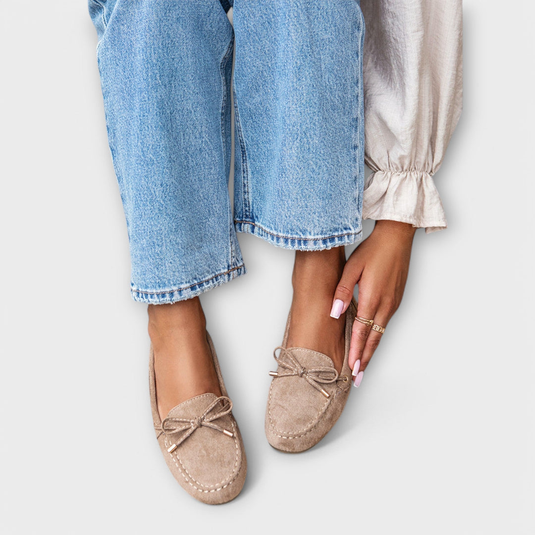 Bequeme beige Damen Mokassins, elegante Slipper für Alltag und Büro, ideal für komfortable Outfits.