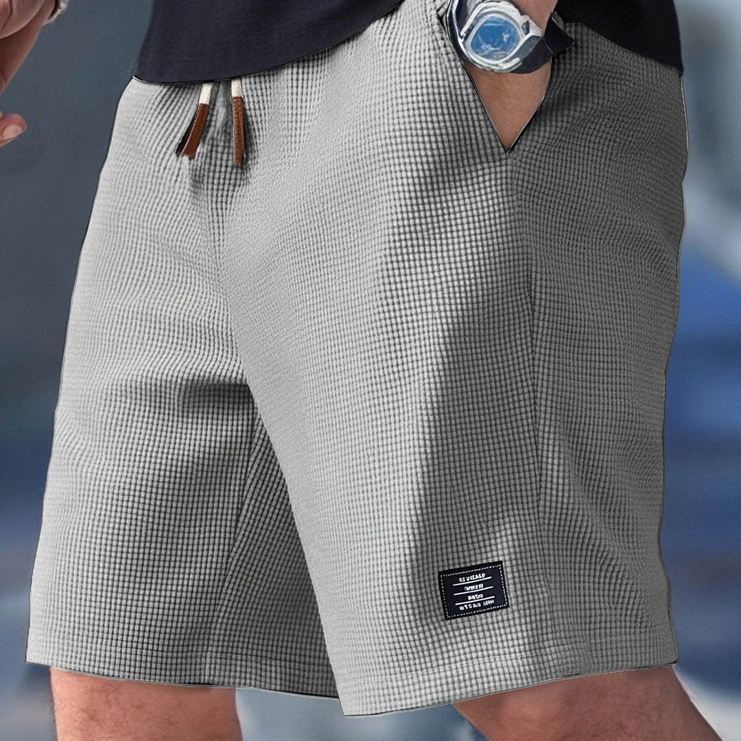 Herren Cargo Shorts mit Kordelzug für individuelle Passform, ausgestattet mit praktischen Taschen für Komfort.