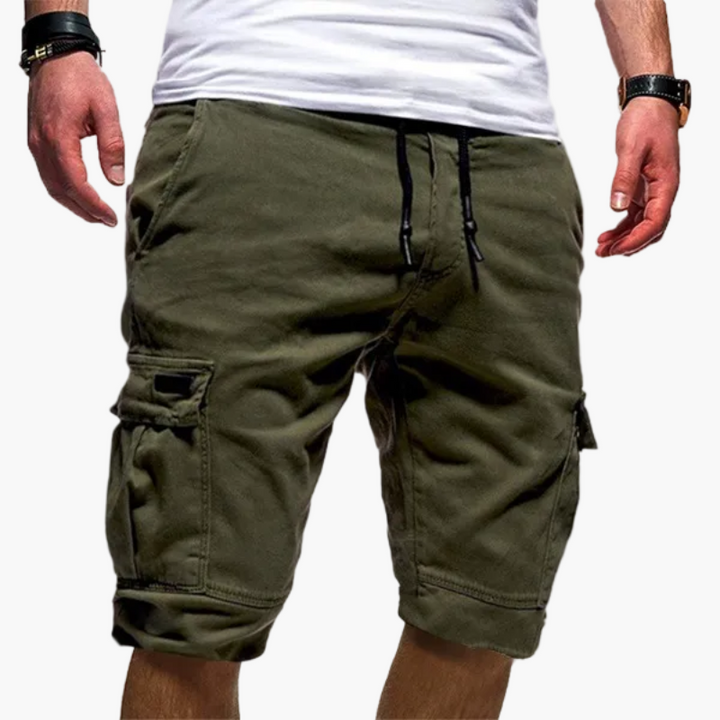 Beige Herren Cargo Shorts: bequeme Sommer-Bermudas mit seitlichen Cargo-Taschen und verstellbarem Tunnelzug.