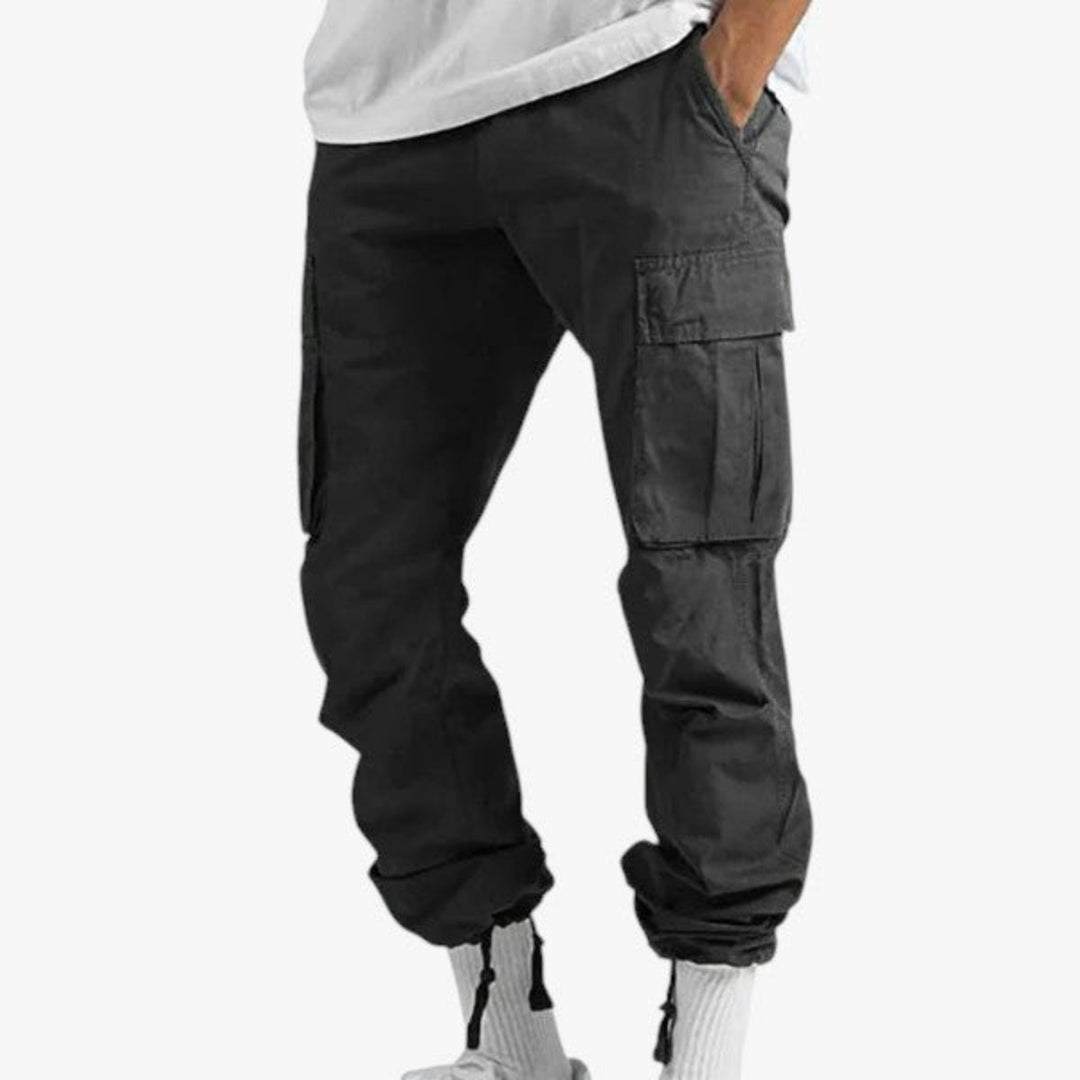 Bequeme Herren Cargohose in Schwarz mit vielen praktischen Taschen. Ideal für Freizeit und Alltag, lässig und stilvoll.