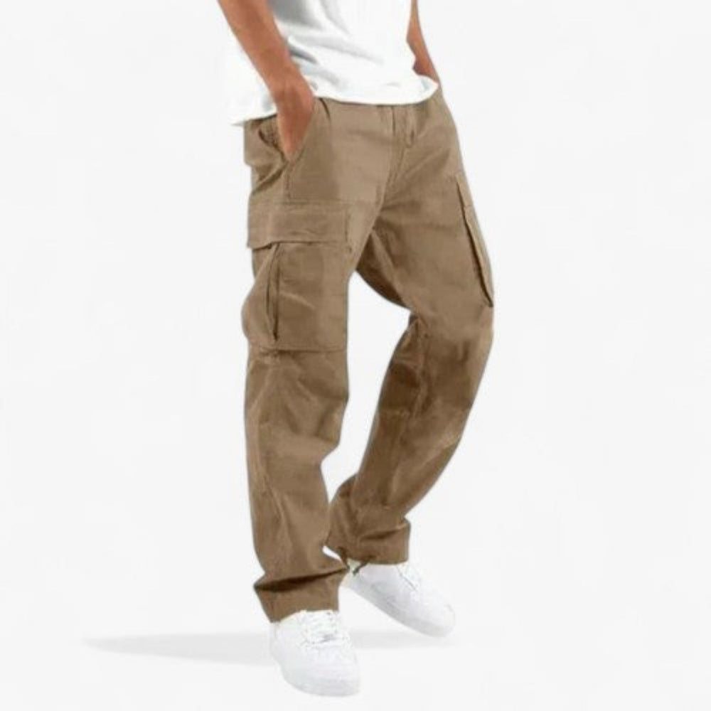 Modische Herren Cargohose, unifarben, mit seitlichen Blasebalgtaschen. Praktische Alltagshose für viel Stauraum.