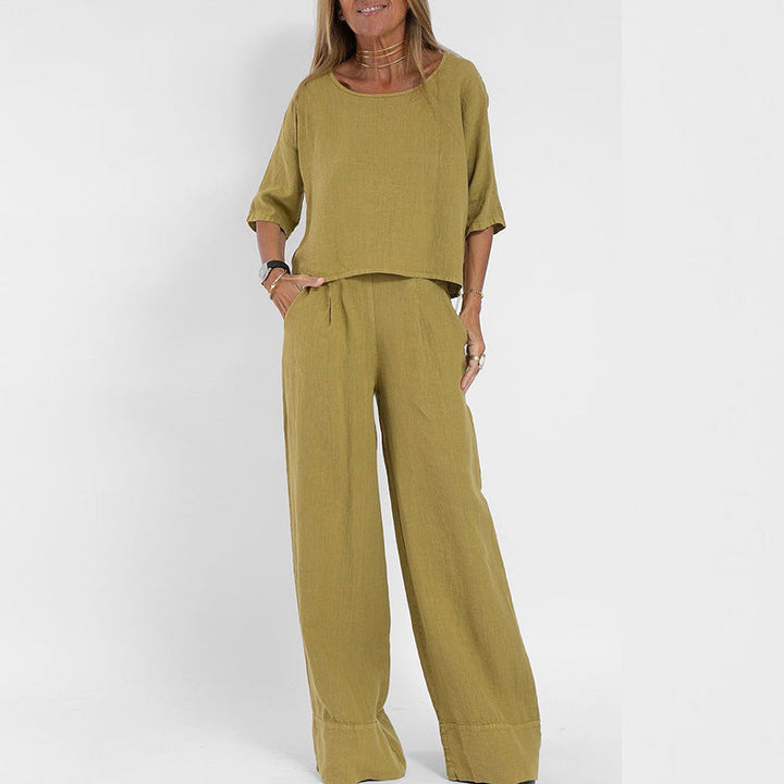 Damen Sommeroutfit: Entspanntes Halbarm Top und elegante weite Hose, ideal für bequemen Freizeit- und Urlaubsstil.