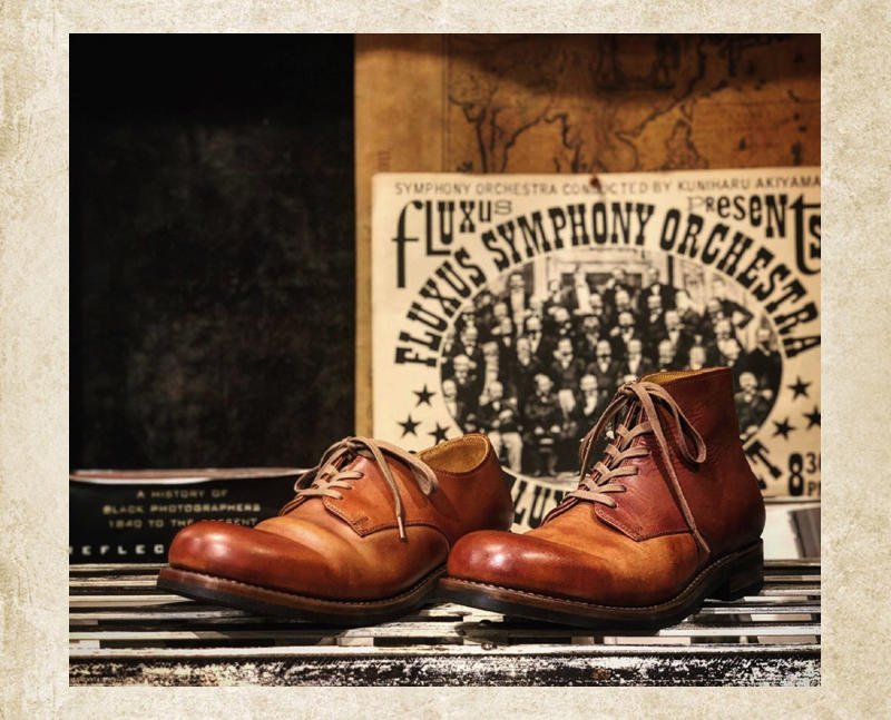 Modische schwarze Herrenstiefel im Retro-Look. Schnürstiefel für Herren, bequem & rutschfest, perfekt.