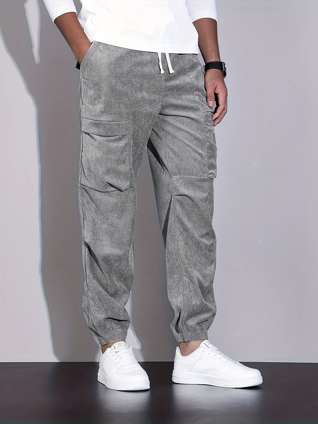 Detailansicht: Elastischer Bund und Bündchen des bequemen Herren Joggers, locker geschnitten.