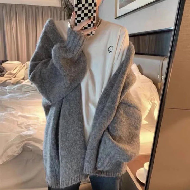 Modische Oversized Strickjacke für Damen mit Knopfleiste. Bequemer Cardigan im Lagenlook für Freizeit.