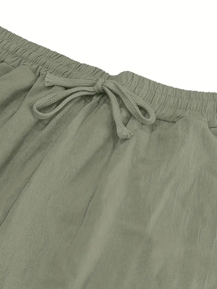 Bequeme Herren Urlaubshose, dunkelblau, locker sitzend. Vielseitig für Strand & Mode.
