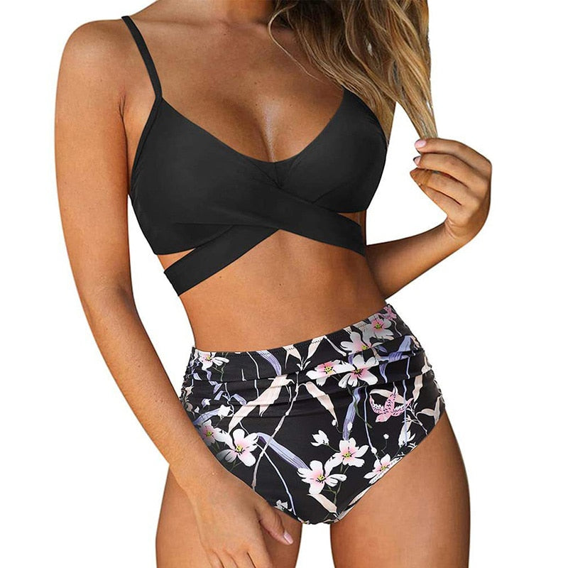 Stylischer Damen Bikini mit hoher Taille, figurformender Schnitt für einen glamourösen Sommerurlaub.