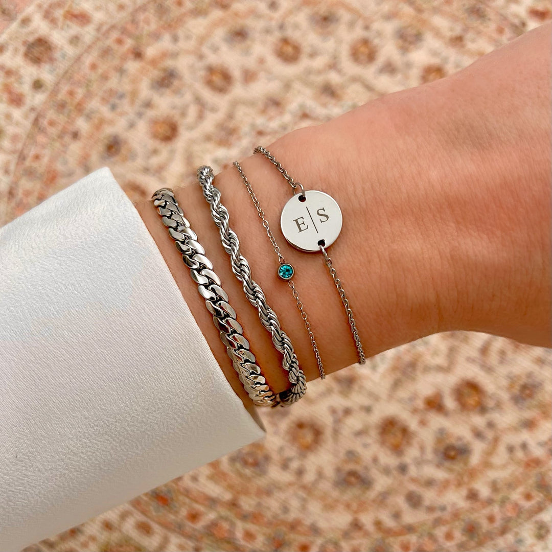 Geburtsstein-Schmuck: runder Edelstein am Damenarmband in Gold.