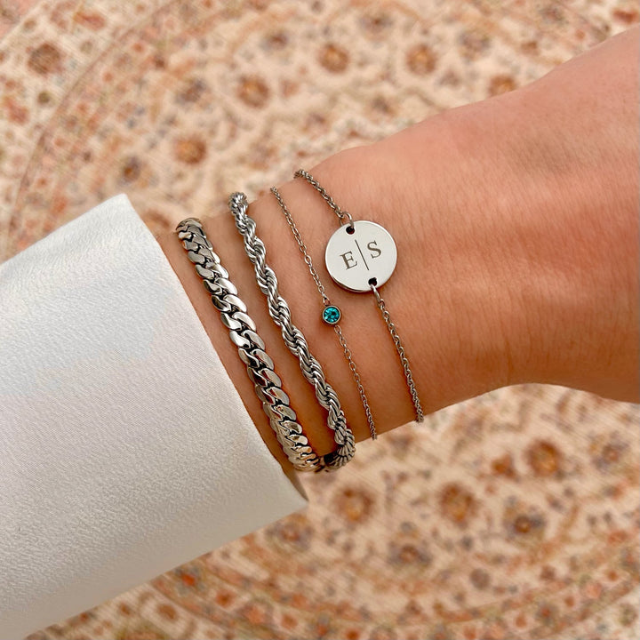 Geburtsstein-Schmuck: runder Edelstein am Damenarmband in Gold.