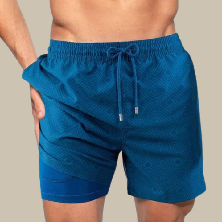 Rückenansicht der vielseitigen Herren Schwimmhose. Komfortable, schnelltrocknende Strandmode, ideal für den Sommer.