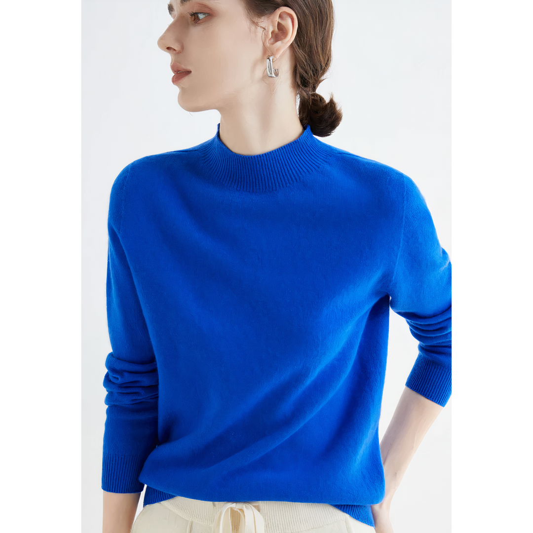 Frontansicht: Gestrickter Damen Herbstpullover mit elegantem Halbkragen und langen Ärmeln.