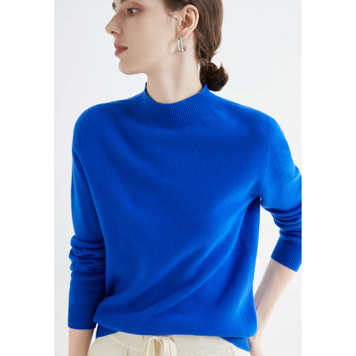 Frontansicht: Gestrickter Damen Herbstpullover mit elegantem Halbkragen und langen Ärmeln.