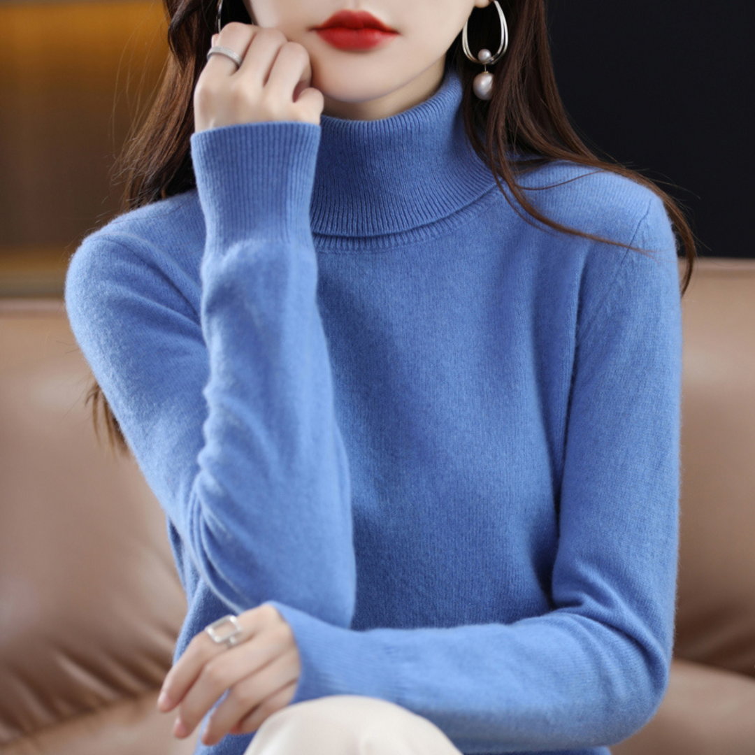 Nahaufnahme des weichen Strickmusters vom Damen Rollkragenpullover Elena, symbolisiert Wärme und Qualität.