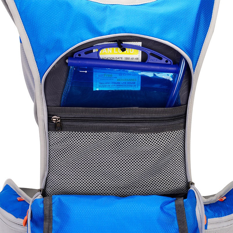 Mann trägt leichten, wasserdichten Wanderrucksack mit 2L Trinkblase beim Radfahren im Gelände.