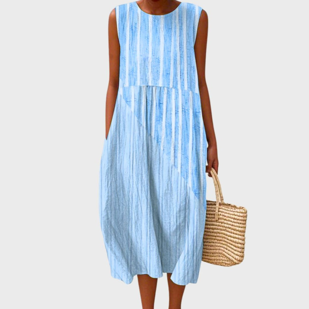 Komfortables, fließendes Damen Sommer-Midikleid in Blau. Elegantes, ärmelloses Stufenkleid, ideal für Alltag & Urlaub.