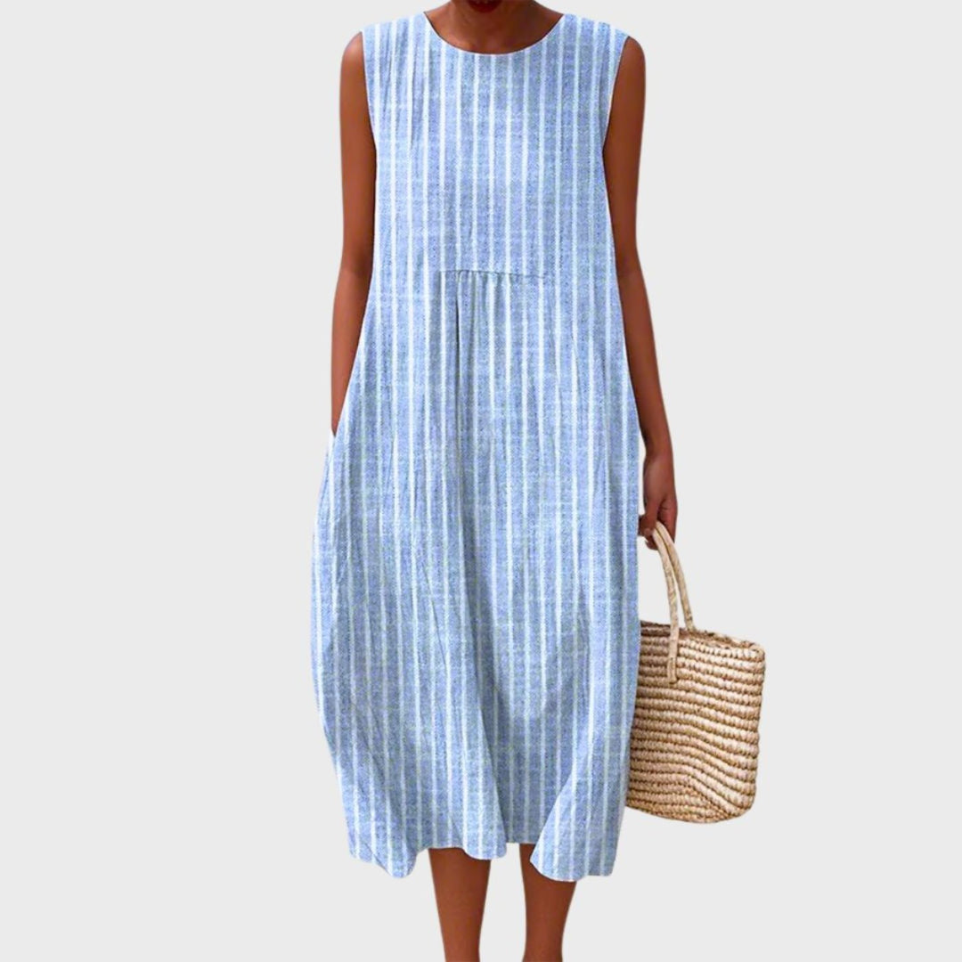 Damen Midikleid in Blau. Bequemes, luftiges Sommerkleid, ärmellos und mit eleganten, fließenden Stufen. Perfekt für Freizeit.