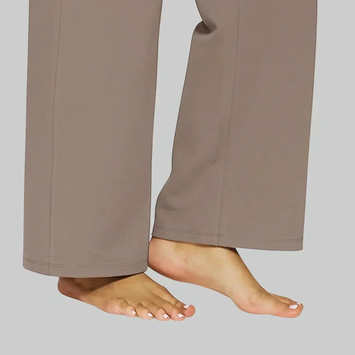 Bequeme Freizeitjacke für Damen, vielseitig einsetzbar als Winterkleidung im Freien.