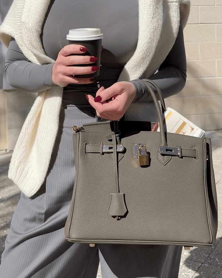 Zeitlose schwarze Echtleder Damenhandtasche, geräumiger Shopper für den Alltag.