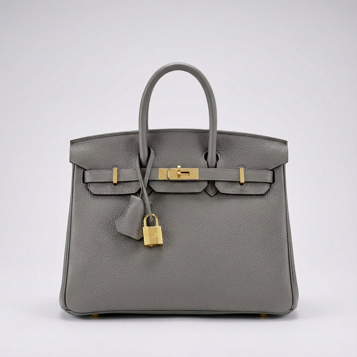 Große olivgrüne Damenhandtasche aus Leder, perfekt als Reisetasche oder Shopper.