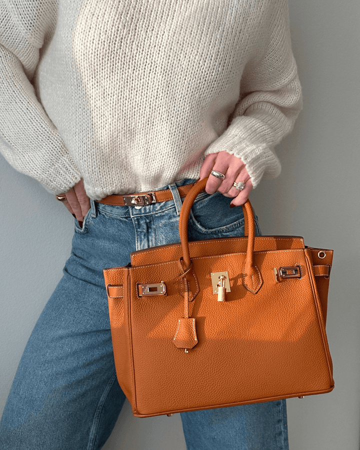 Elegante lila Lederhandtasche, groß und geräumig, vielseitig nutzbar für Damen.
