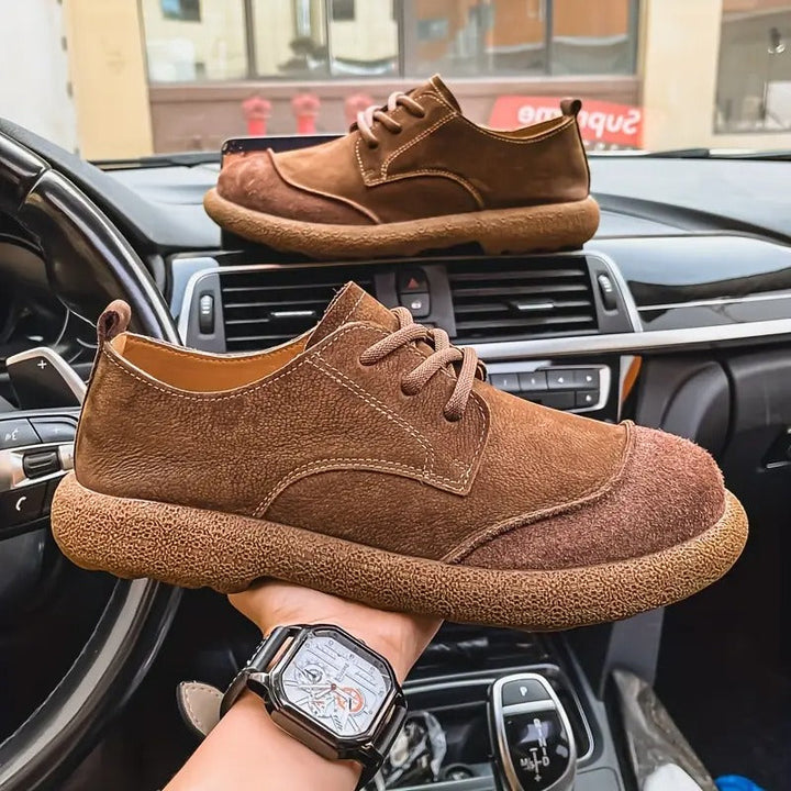 Sohle Orthopädischer Herrenschuhe in Braun/Khaki, zeigt stoßdämpfende Technologie für Komfort.