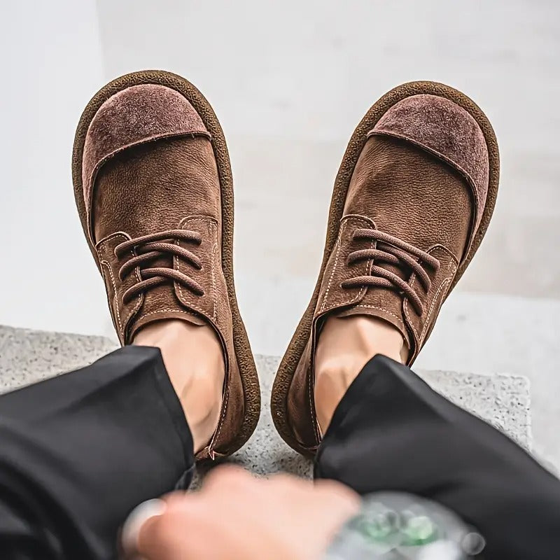 Paar braun-khakifarbene Herren Orthopädische Schuhe nebeneinander, symbolisiert Komfort & Stil.