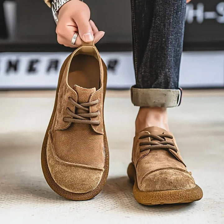 Detailansicht braun-khakifarbener Herren Orthopädische Schuhe, zeigt Textur, Qualität & Komfort.