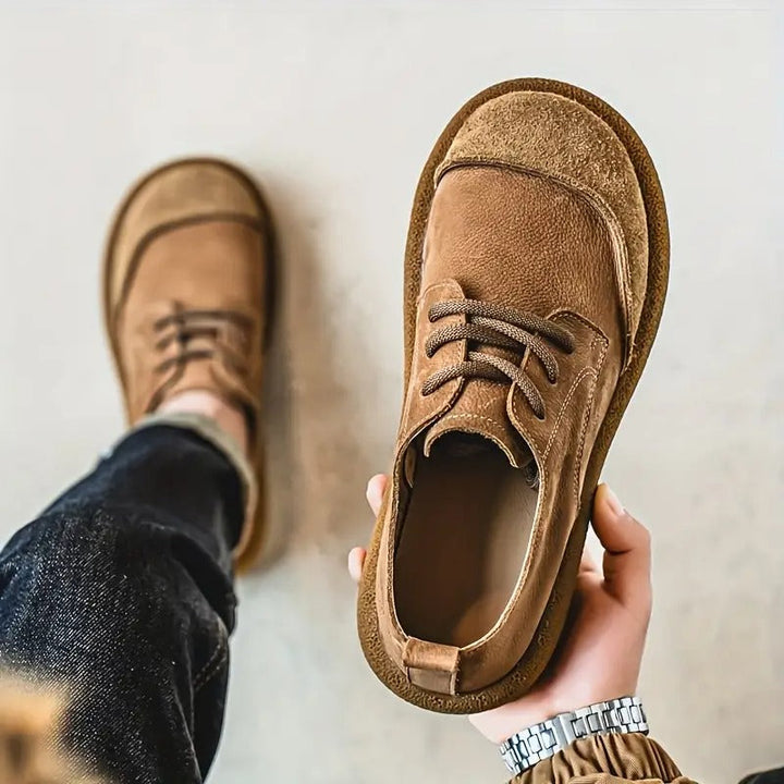 Herr trägt braun-khakifarbene Orthopädische Schuhe, genießt ganztägigen Komfort & stilvollen Look.