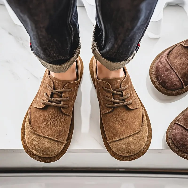 Seitliche Ansicht der braun-khakifarbenen Herren Orthopädische Schuhe; betonter Komfort & Stil.