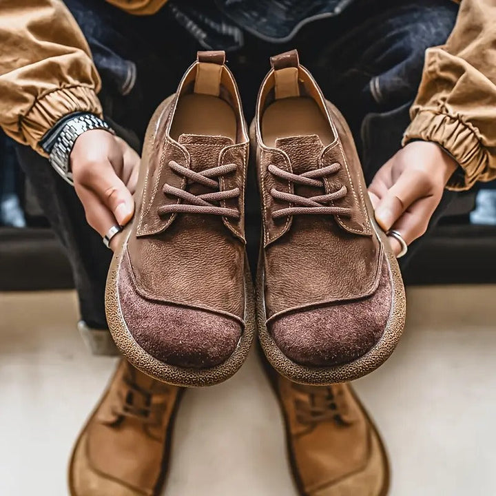 Draufsicht auf braun-khakifarbene Herren Orthopädische Schuhe, ideal für Fußgesundheit & Stil.