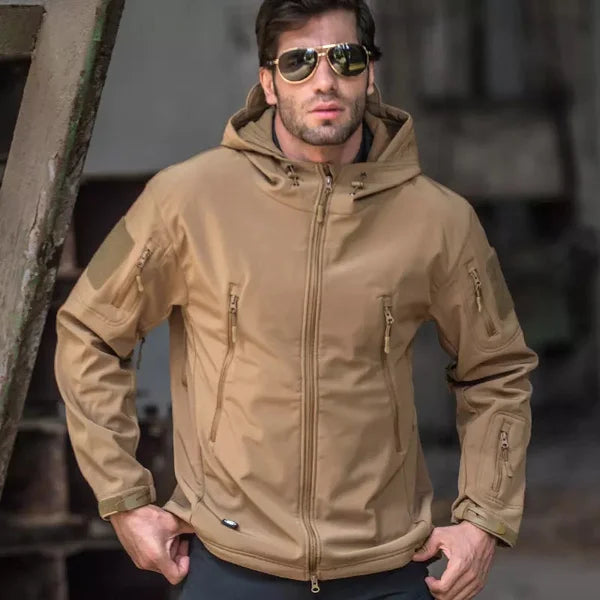 Robuste Herren Softshell Outdoorjacke, wasserdicht & winddicht, ideal als Herbstjacke für Wanderungen.