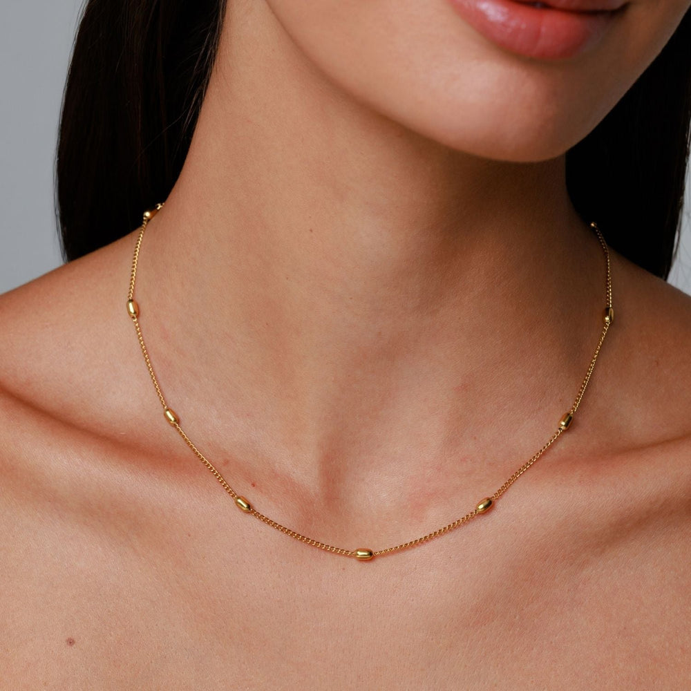 Elegante Damen Perlen Choker Kette in Gold, minimalistisch, wasserfest und verstellbar, perfekter Alltagsschmuck.