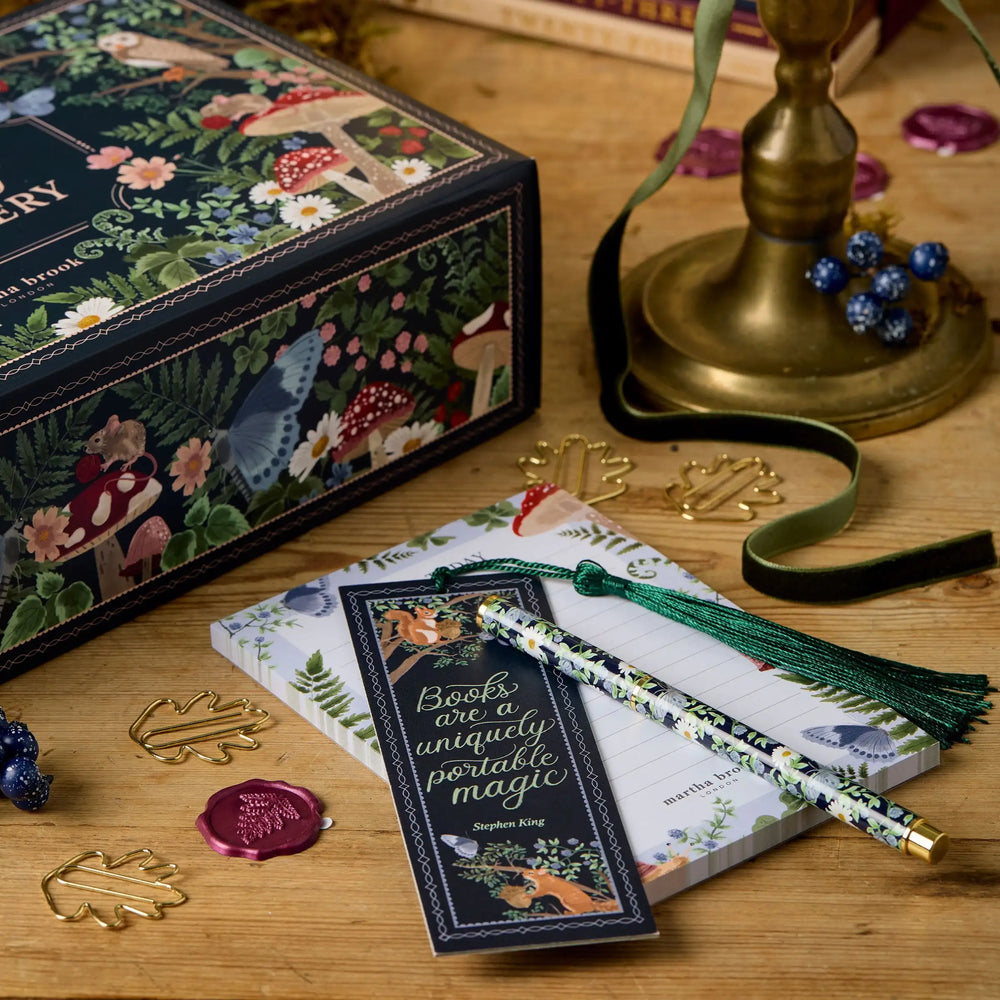 Geöffneter Adventskalender: Zeigt inspirierende Schreibwaren, Journaling-Zubehör & kreative Materialien für Weihnachten.