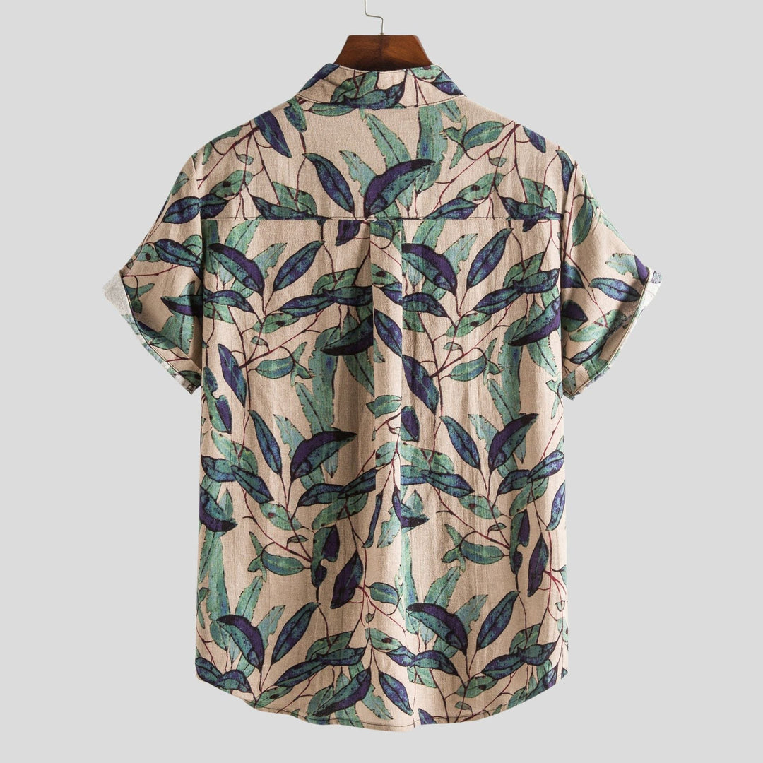 Mann trägt lässiges Herren-Sommerhemd. Buntes Kurzarmhemd mit Muster, perfekt für Strand, Urlaub oder Freizeitlook.
