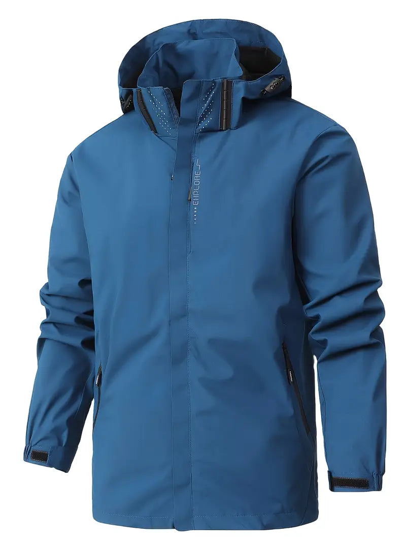 Moderner Herren Wasserdicht-Mantel mit Kapuze, leicht packbar für sportliche Aktivitäten.