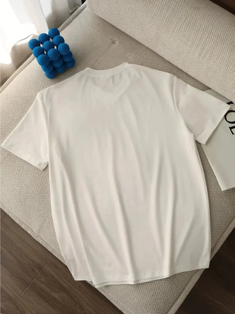 Schwarzes Herren V-Ausschnitt T-Shirt, Slim Fit, getragen von Model für Alltag und Freizeit.